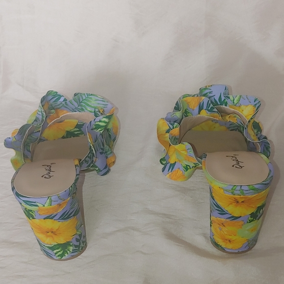 Women's Floral Pattern Heels - Picture 3 of 7